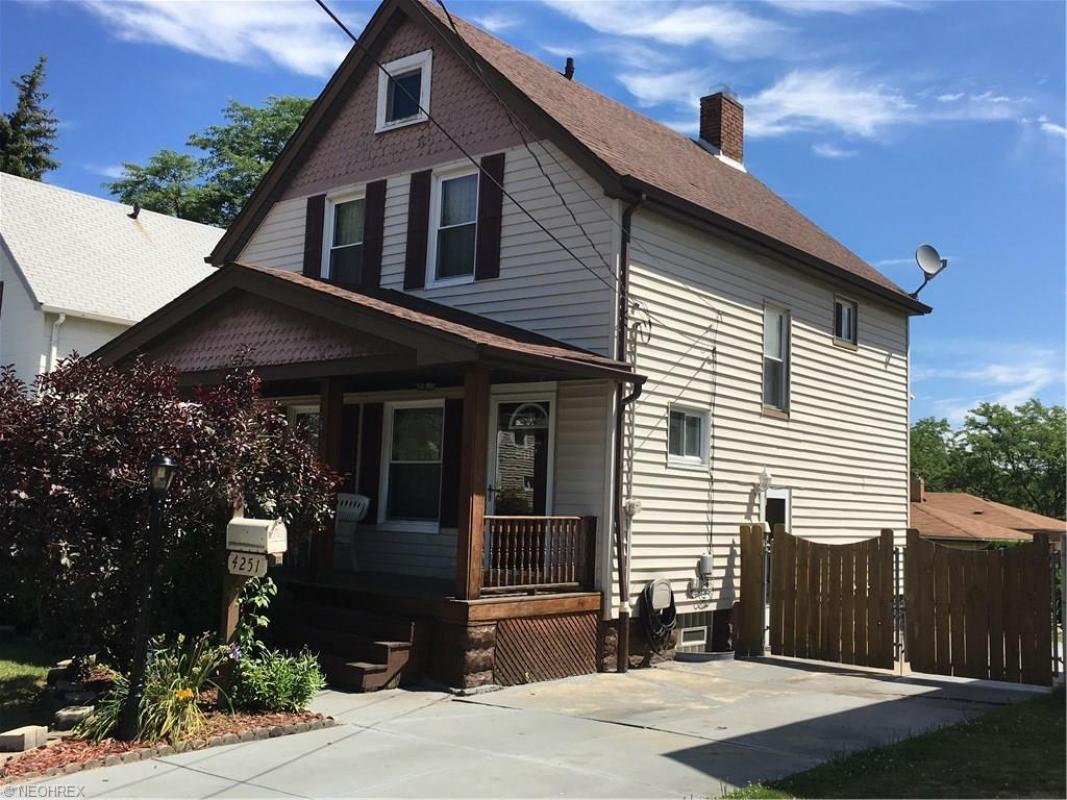 REMAXBeyond2k's tweet image. Do you know someone looking for a great #property in #Cleveland?  tour.circlepix.com/home/6GLDA8/42… #realestate