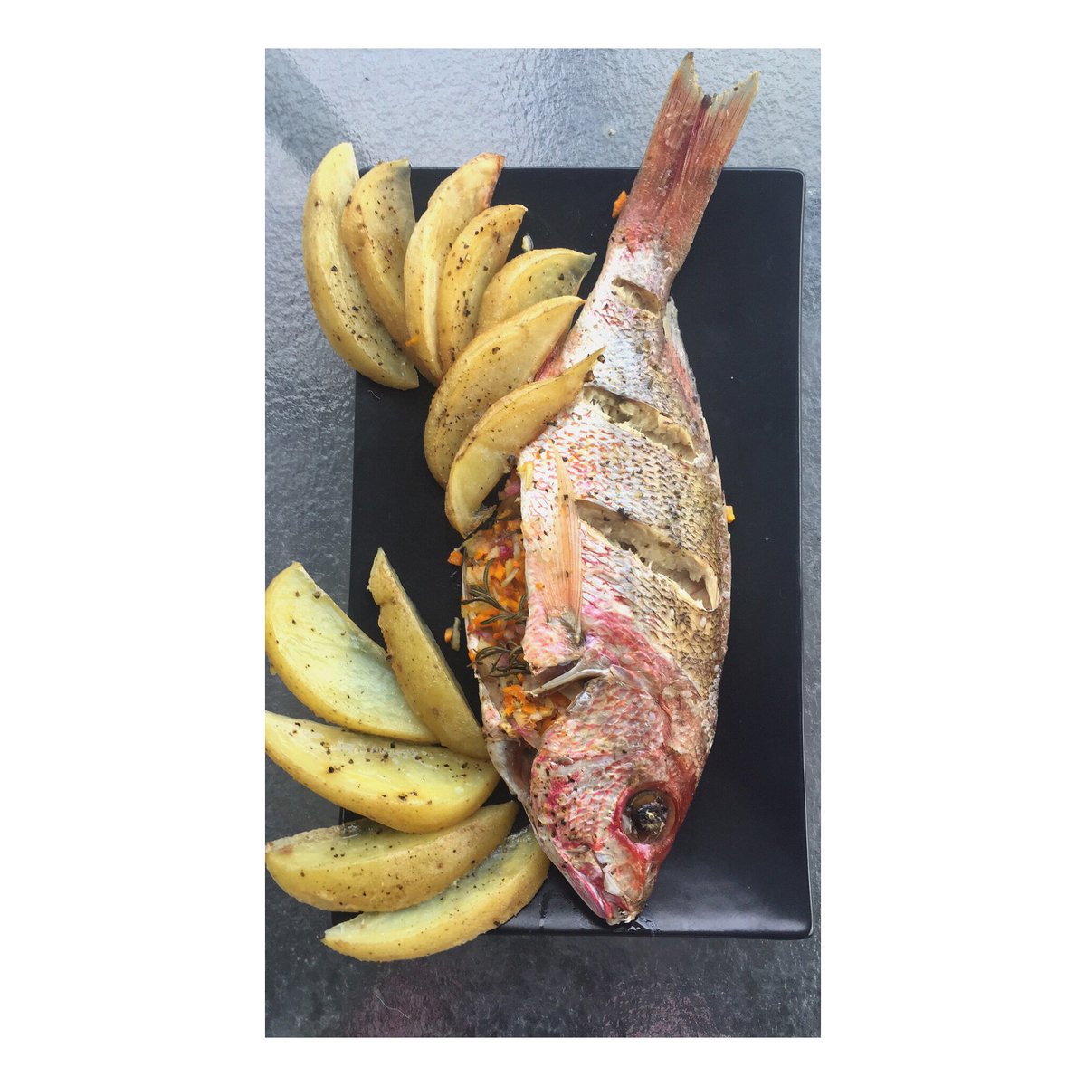 adrydiaz's tweet photo. #SorryNemo
💙Huachinango relleno al limón y jengibre.
💙Papas con sal del Himalaya (jaja, real) y pimienta.
#Foodie https://t.co/MHRug5eJZk