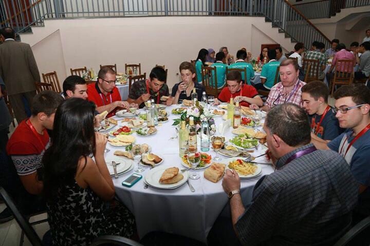 programaOAQ's tweet photo. ¡Qué rico todo! Después de rendir los chicos se reencontraron con los mentores y parece que hubo un gran banquete https://t.co/qxOHSOUaj7
