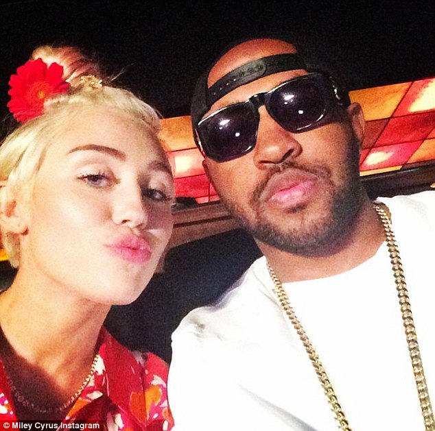 TudoMiley's tweet image. Quando pensam que não faço hip hop: "Ela fumava mais maconha do que todos os rappers que eu conheço" - Mike Will