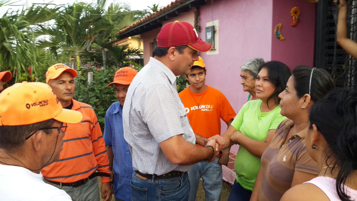 RonaldRoficial's tweet photo. Hoy recorrimos #Torunos el Dip. @freddysuperlano y @VoluntadPopular en la calle promoviendo el #Revocatorio https://t.co/h16eWdJ5PB