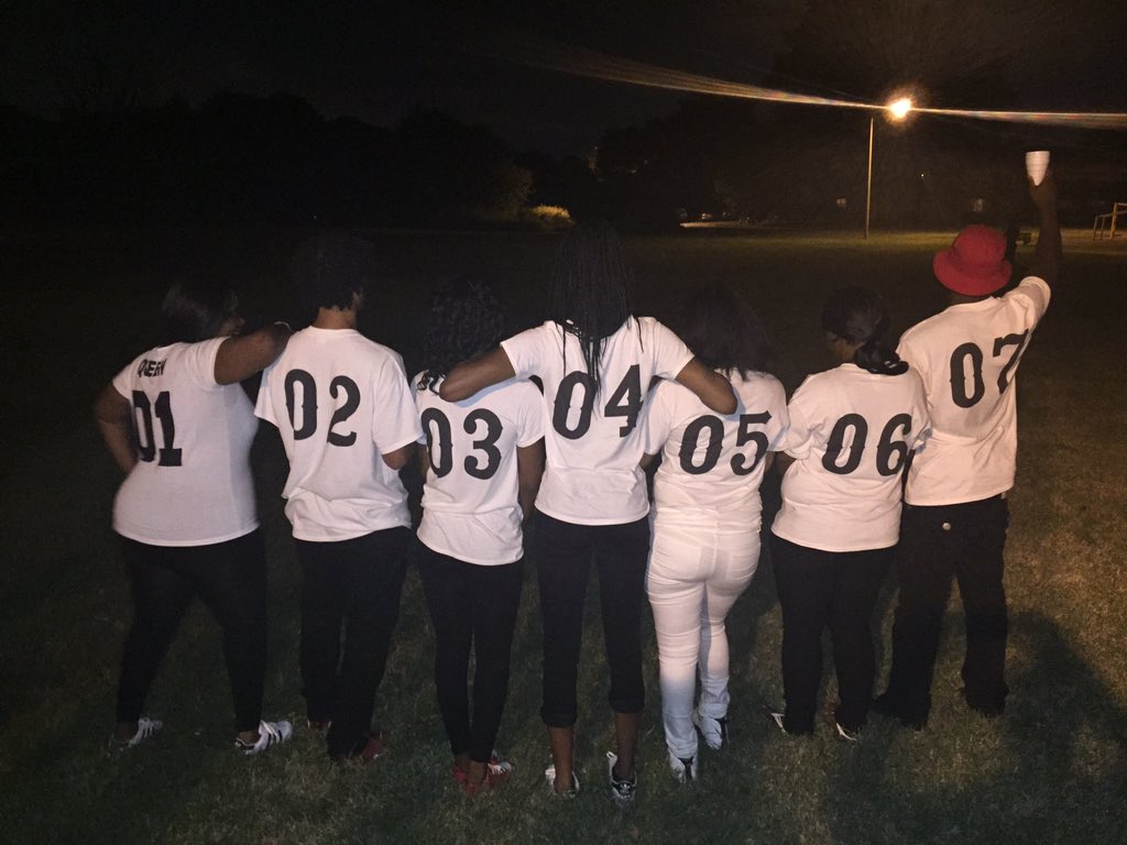 MsLeary32's tweet photo. Squad & Boss Lady 🎉❤️ #KnowTheCount #HappyBirthdayMomma https://t.co/uQIgC0n3ED