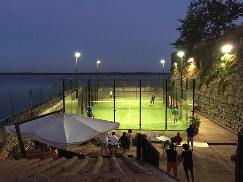 Lapaddlemania's tweet photo. Iniziata Estate con La #Paddlemania...e guardate in che posto meraviglioso stiamo giocando #paddle #padel https://t.co/dvCg73r438