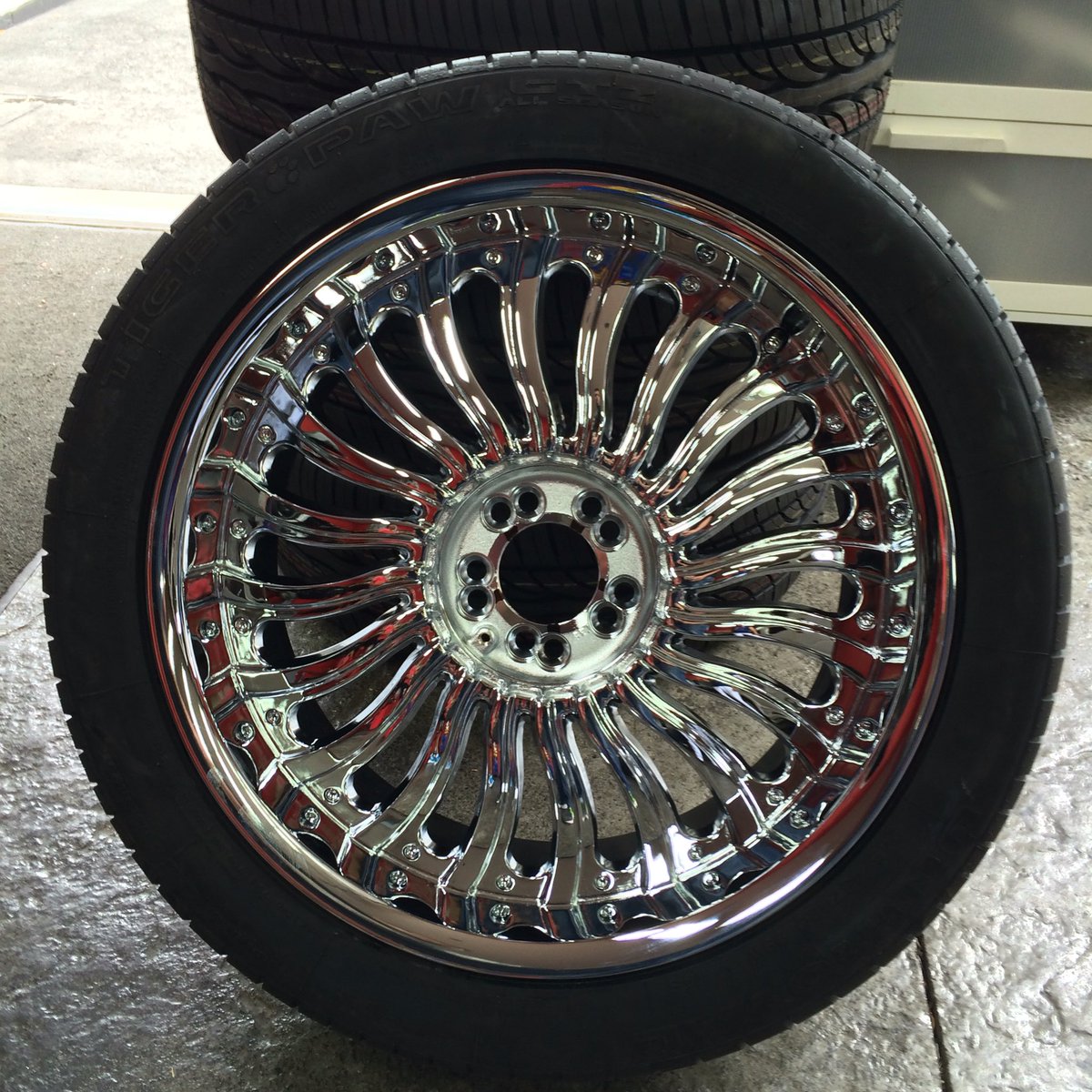hillyardrimlion's tweet photo. 20" CHROME RIMS READY TO GO! #chrome #rims #tires #wheels #rubber @UniroyalTires #spokes #deepish #lip #boss https://t.co/0FxNItyuPX