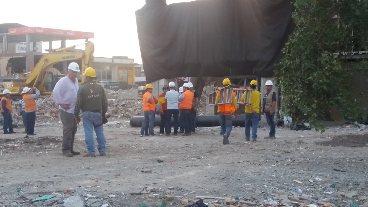 EGDT_Manabi's tweet photo. .@JoseBernal60 @ObrasPublicasEc se cumplió con éxito la voladura del centro comercial #Portoviejo #100DiasDePie https://t.co/dikNFeRUNI