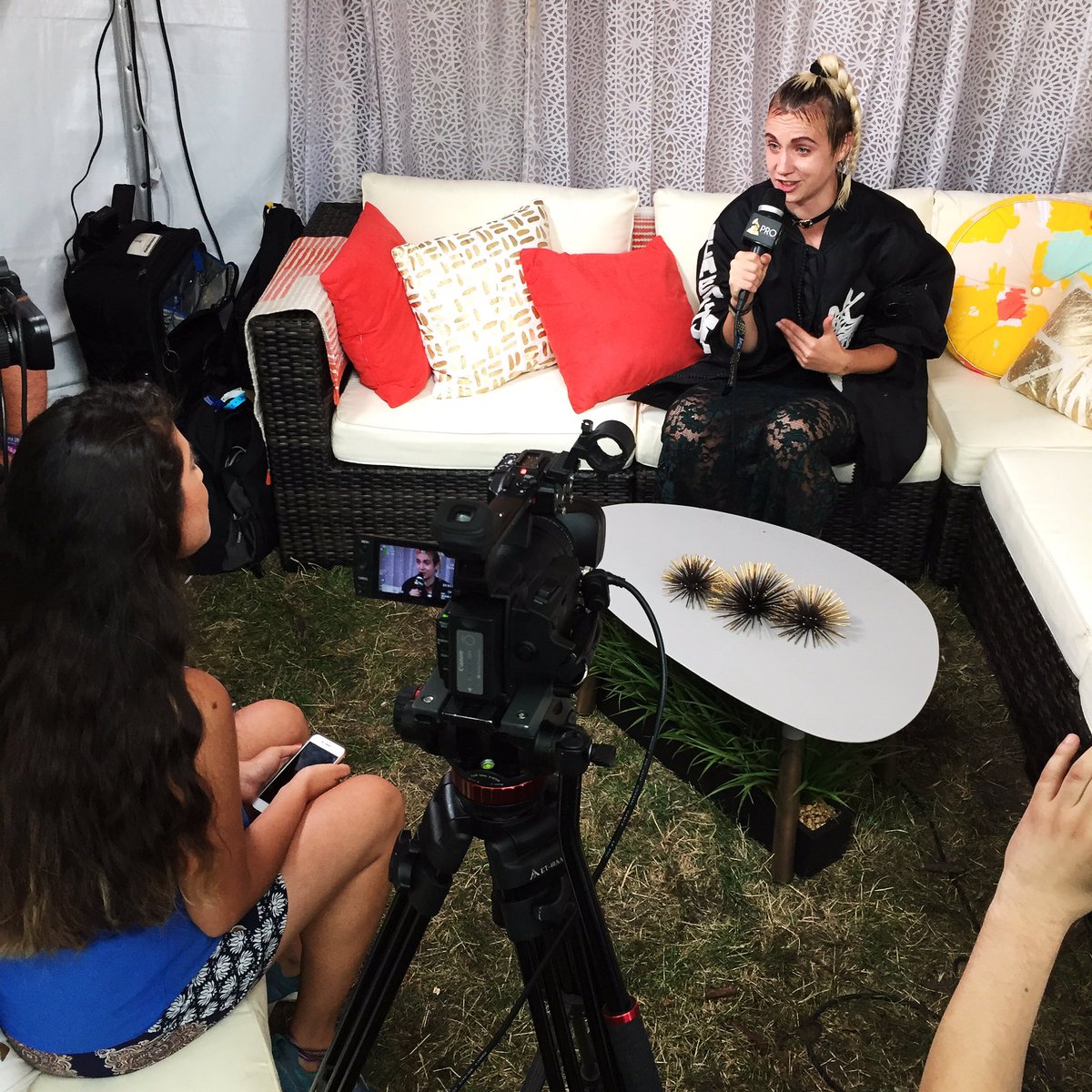 GRAMMYU's tweet photo. Chatting w/ @MOMOMOYOUTH about collaborating @MAJORLAZER @justinbieber on "cold water" π· #GUInAction #GULolla https://t.co/cj8AUyJogb