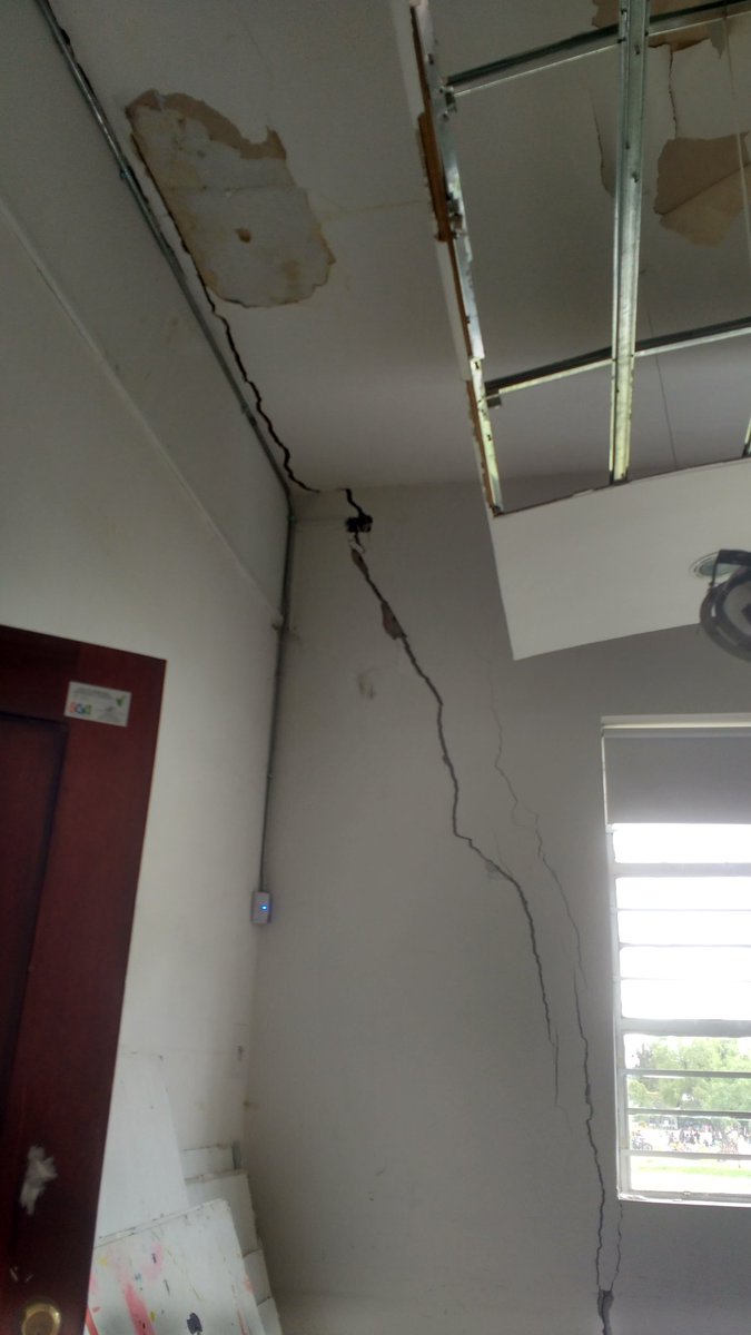 SaraAbril_G's tweet photo. Artes Plásticas es patrimonio cultural pero sus fallas estructurales obligan a desalojar #MiUniversidadSeEstáCayendo https://t.co/9kzxQJwXcH