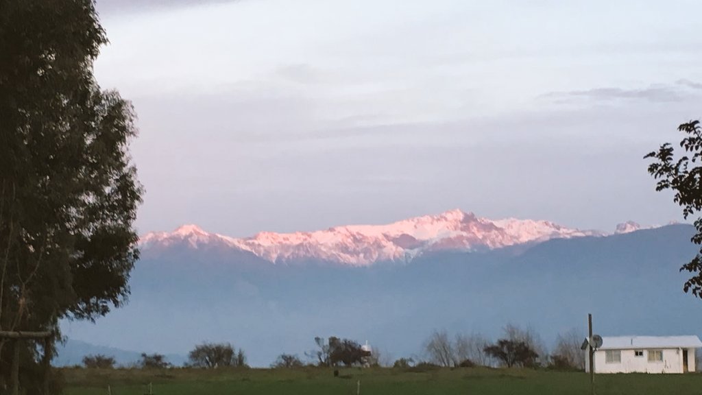 atardecer en el #lago_Colbún VII Región del #Maule con restos de nubosidad #frontal  débil y #nieve en la cordillera