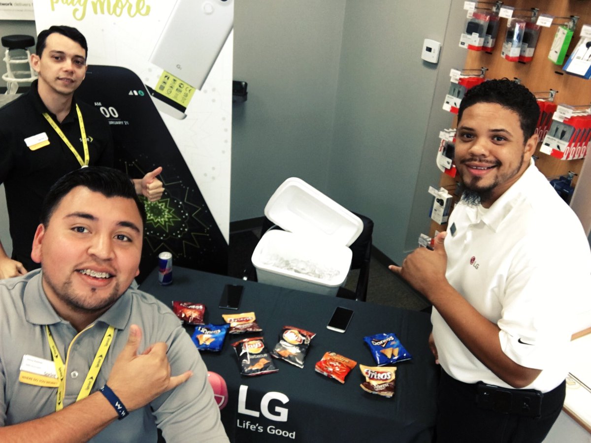 WLSprintVTR's tweet photo. LG representative on deck. #teamVTR https://t.co/y1hl54Bccy