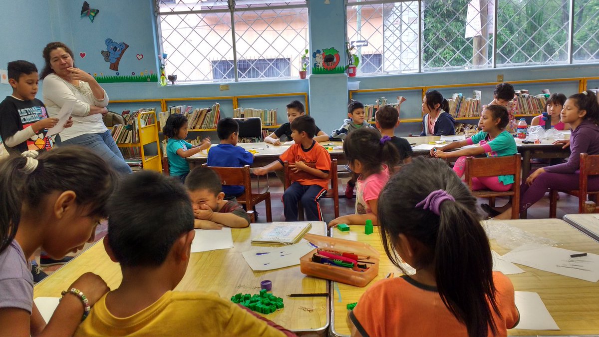 JavoOrtiz2007's tweet photo. El poeta de los sueños, mostró el camino a los niños para escribir sus propias historias #MVB2016 https://t.co/8XZ3lOwvyf