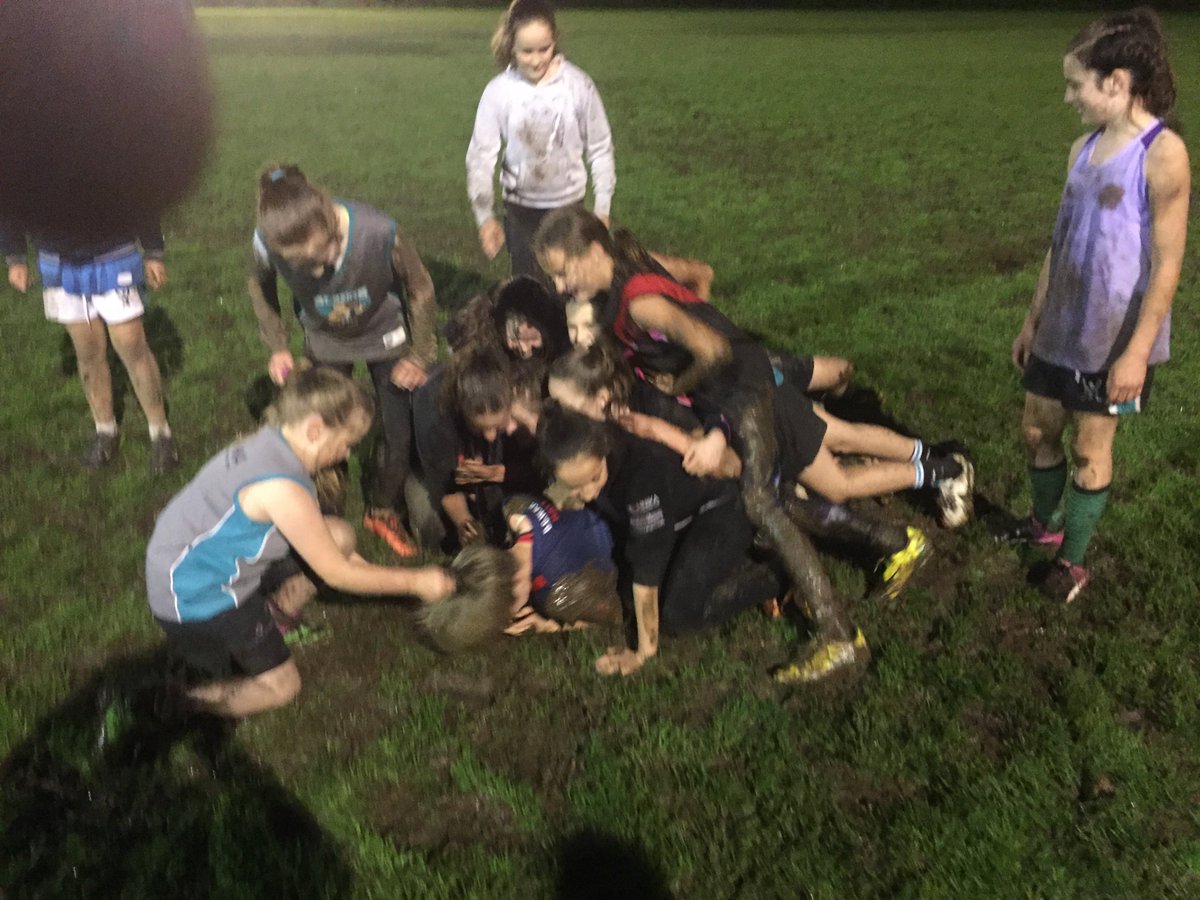 DCWFC's tweet photo. Thanks to @bendigobank our @northernfl stars @NeveConnor &amp; Jess Hall joined @StMarysSFC U12 training!
#Creekers2016 https://t.co/po6dFPfwKm