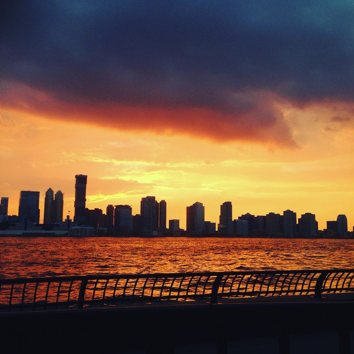 NANCYCEJARI's tweet photo. Fire sunset #NYC #sunset https://t.co/asG8bjGOCy