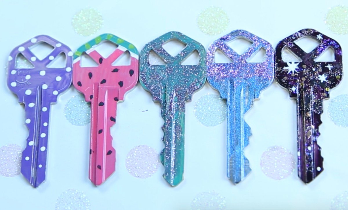 hellogiggles's tweet photo. These easy, cute DIY keys are our next project https://t.co/NQUP0rfb0p #HelloGigglesVideo https://t.co/ou1GreBBcF