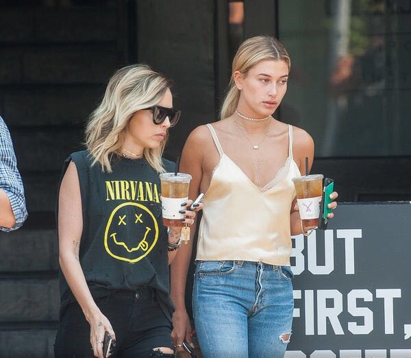 Mais uma foto de Hailey Baldwin e Maeve Reilly deixando o Alfred Coffee em West Hollywood, California. - 29/07