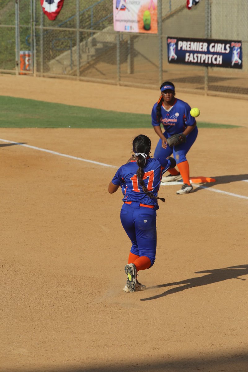 Both teams have settled in, <a href="/Firecrackersinc/">Firecracker Softball</a> still leads 2-0 into top 4th. <a href="/SoCalSidelines/">SoCal Sidelines</a> #PGFNationals2016