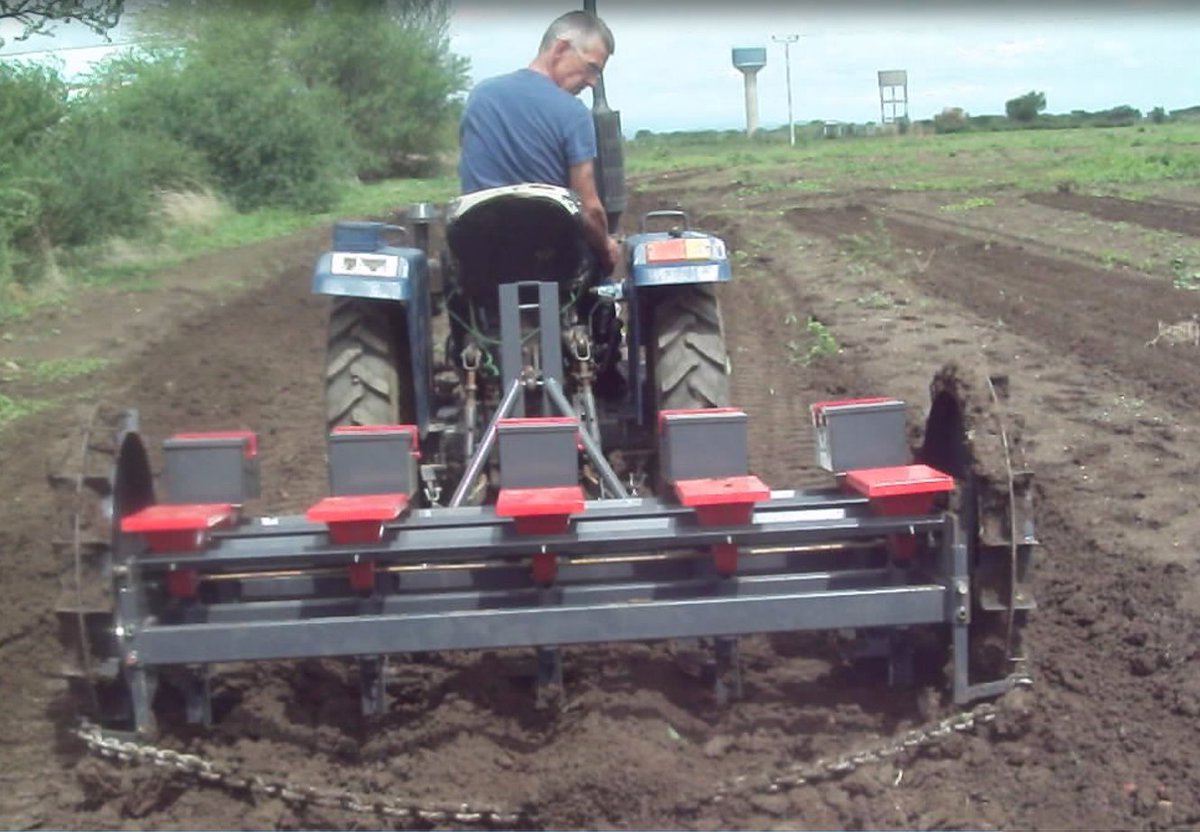 SBNEthiopia's tweet photo. #Demonstration of a small drilling #rowplanter @ Humera  27 July 2016 (HuARC, BENEFIT-SBN &amp; Rhea Composites) https://t.co/9AbNx8GpwO