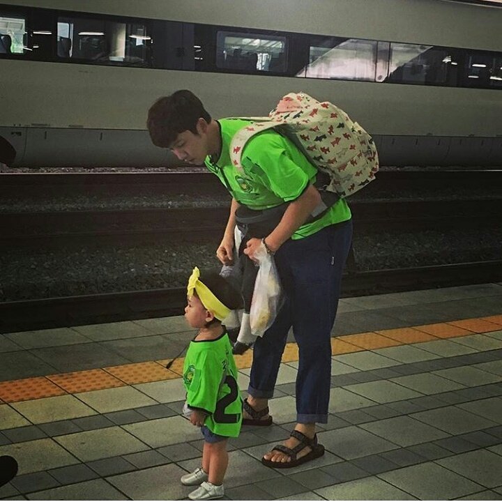 loheepge520's tweet photo. Kitaeyoung and lohee at yongsan station
#lohee #kitaeyoung #returnofsuperman https://t.co/wUztd1iQI5