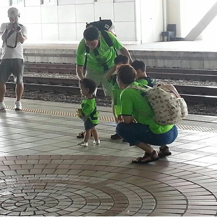 loheepge520's tweet photo. Kitaeyoung and lohee at yongsan station
#lohee #kitaeyoung #returnofsuperman https://t.co/wUztd1iQI5