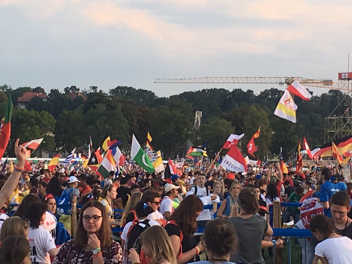jess___marshall's tweet photo. PopeFrancis has challenged us to be 'Sowers of hope'! #bnewyd16 #Krakow2016 #aussiepilgrims https://t.co/TerRGZbgS2
