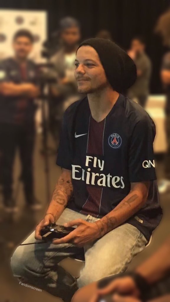 Fandomscreen's tweet image. Louis Tomlinson lockscreen!
RT if saved