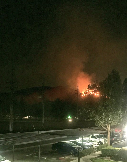 Praying for this fire to get contained before it reaches my moms place😩🙏🏼🚨🚒🔥💦  #Californiafire https://t<a href="/tag/californiafire"class="tags"><span>#californiafire</span></a>