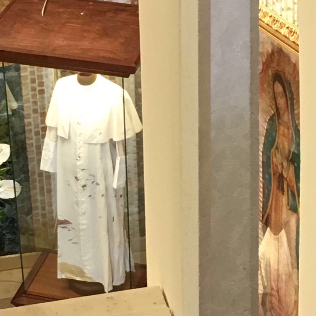 valealazraki's tweet photo. Acabo de ver algo increíble: la sotana ensangrentada se encuentra en una capilla dedicada a la Virgen de Guadalupe https://t.co/0ckF9a3R7B