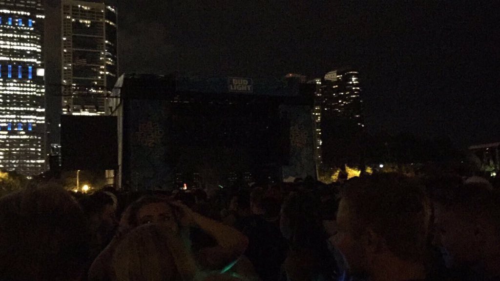 billboard's tweet photo. When Major Lazer goes so hard that the power goes out at #Lolla https://t.co/RtISdAoTkw