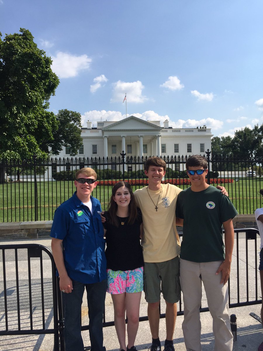 EmilyLittle's tweet photo. Love these people, love this place. #FloralinaFam #BreakThroughFFA https://t.co/6uQo91Qe7J