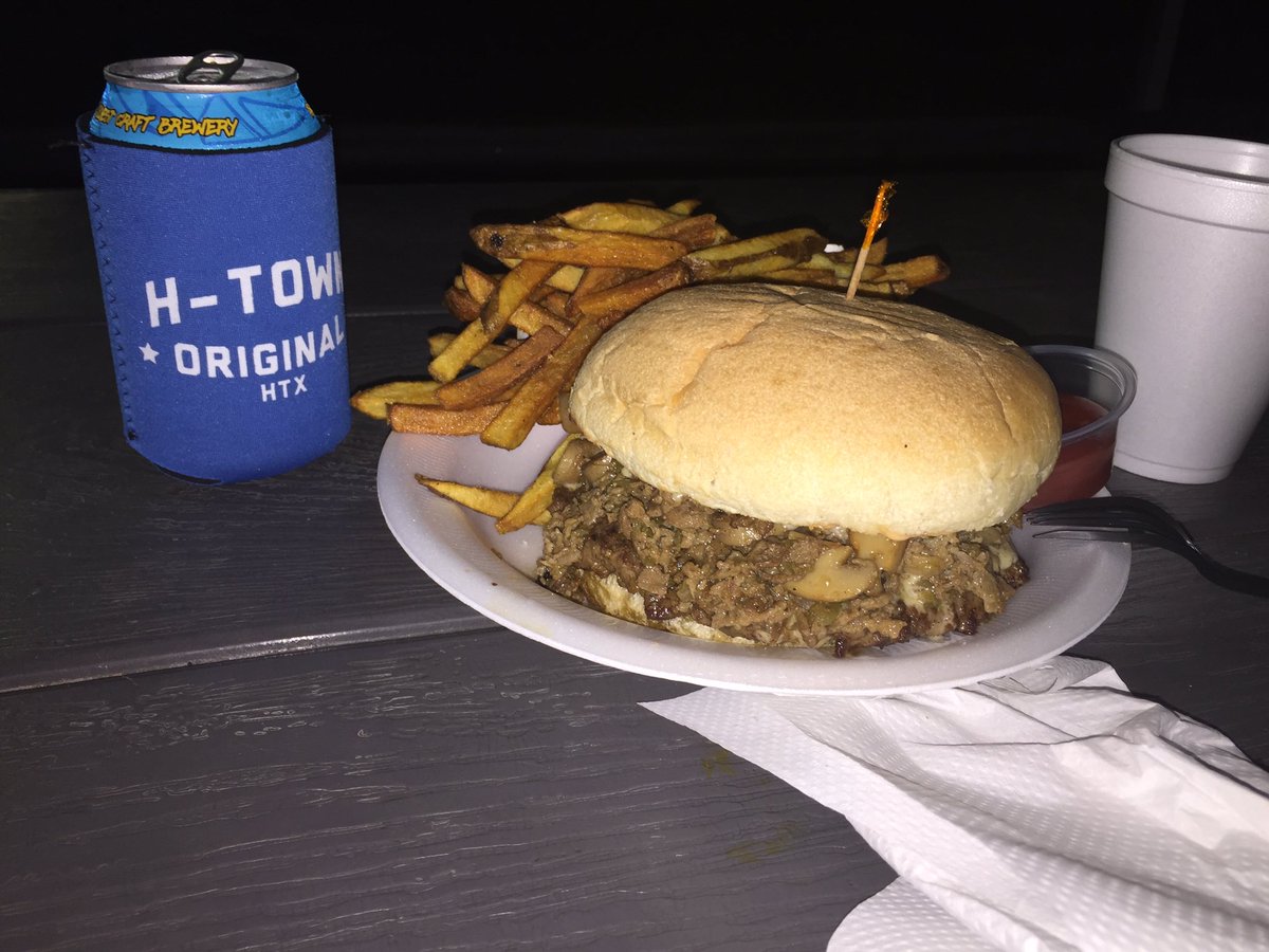 MeatTweetsRizz's tweet photo. Philly Cheese Steak Burger @Hubcap_Grill is so good when a piece fell on the outdoor table I ate it w/o hesitation. https://t.co/qVNtxFl3VR