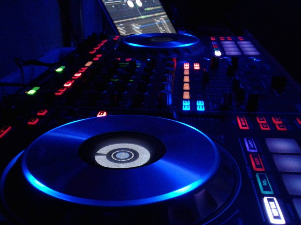 NexoNightClub's tweet photo. 🔊NE❌🔵👉ya arrancamos👉💯MUSICA😎#AMIGOS🙌🙌#💃FIESTA😉👌ViernesFiesteroos💣👌🔊🔊😎 https://t.co/WkvAMz8sOr