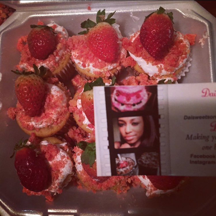daisweetss's tweet photo. #whosyafavbaker? #daisweets 😛😛🤘🏾🤘🏾🤘🏾🤘🏾🤘🏾 #baltimoreeeee https://t.co/W2HWT1dHYr