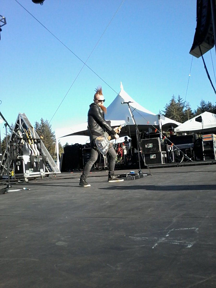capeblancomusic's tweet photo. @tylerfarr 
Play that guitar!! https://t.co/RdQVwz60sr