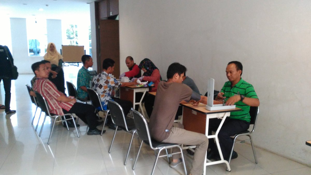 himaPPLN's tweet photo. [Live Report] Sedang berlangsung donor darah di Gedung I , yuk datang dan donorkan darahmu😄😄😄 https://t.co/ox1ZM4iLhj