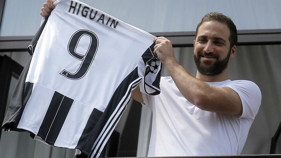 RANDOMSPORTSR's tweet photo. OFICIAL: GOZALO HIGUAIN NUEVO JUGADOR DE LA JUVENTUS https://t.co/g0Y0V7pxPQ
