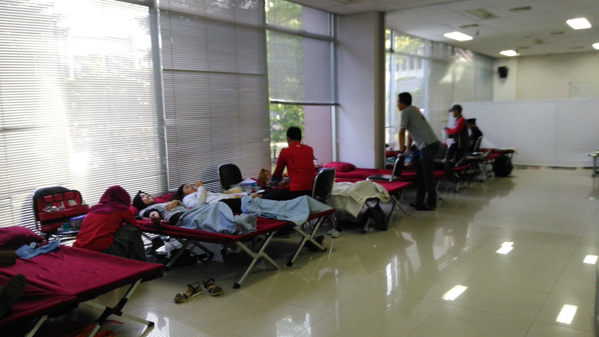himaPPLN's tweet photo. [Live Report] Donor darah di Gedung I 😄😄😄😄 ada Pak Tanda Setya jugaa https://t.co/TwycwxJvrR