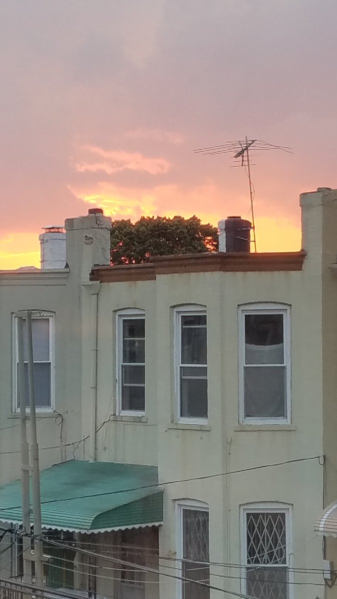 DawnSparacio's tweet photo. Awesome sky tonight #queenssky #sunset https://t.co/payCOiEI2D