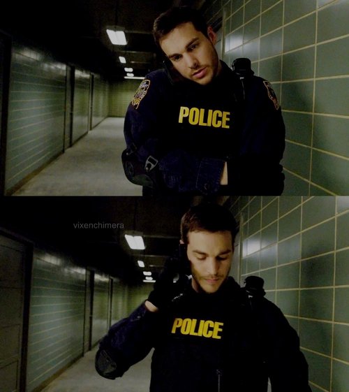 adamcntiumheart's tweet image. Aló polisia.