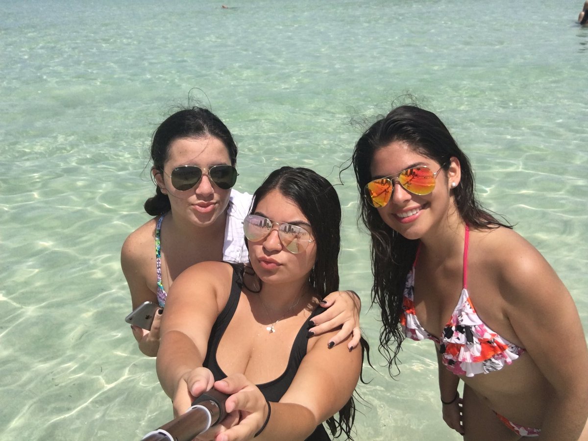 rachelurdanivia's tweet photo. Love my friends 💗 #missingangie https://t.co/sQmNada08E