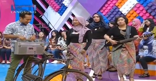 Menurut <a href="/keroncong7putri/">KeroncongTujuhPutri</a> "musik keroncong asli Indonesia kalau bukan kita siapa lgi ya"setuju ? #SahabatJadiCinta