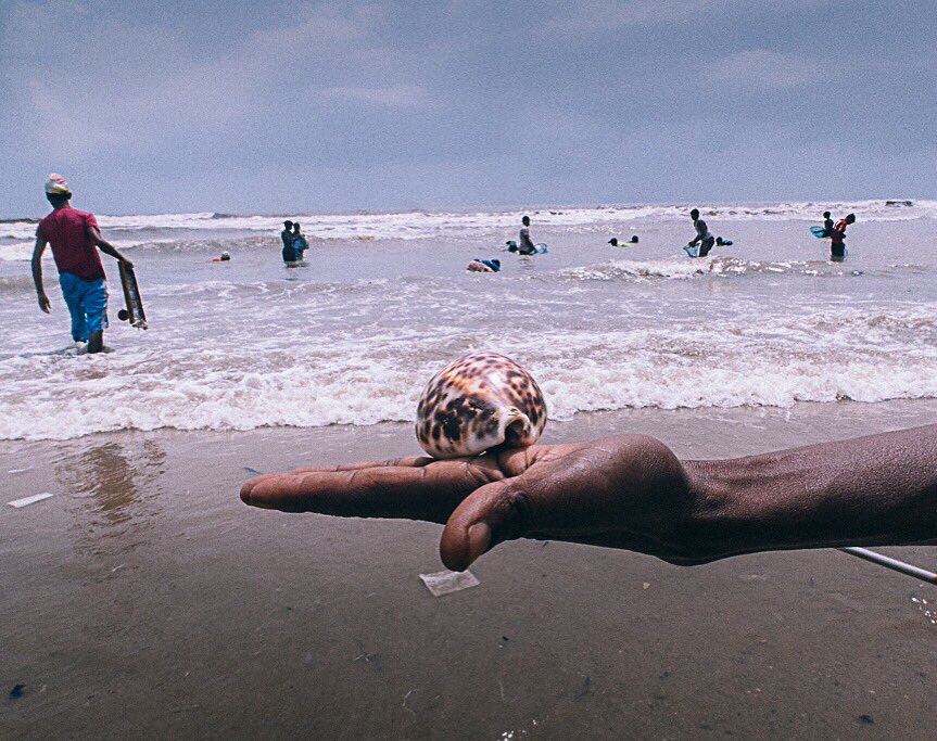 TheSilentConch's tweet photo. They collect and sell sea shells at Juhu beach, Mumbai. India. https://t.co/jiY4aUBFop