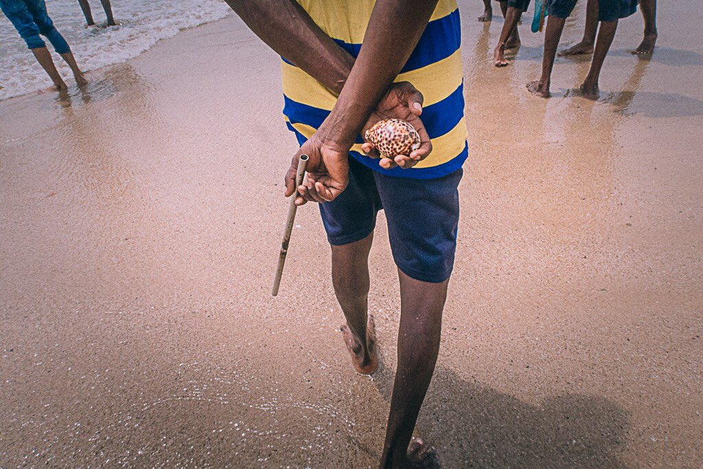 TheSilentConch's tweet photo. They collect and sell sea shells at Juhu beach, Mumbai. India. https://t.co/jiY4aUBFop