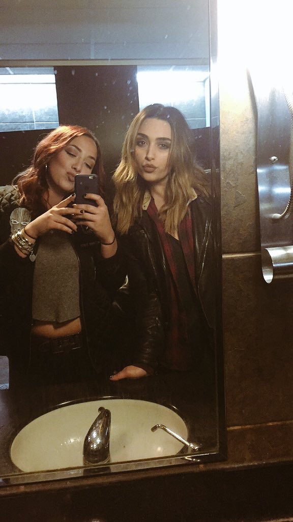 👯❤️