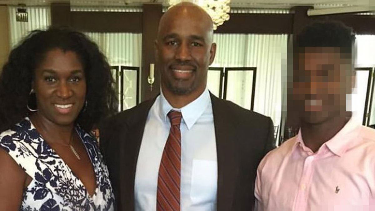 Former Miami Dolphins player and his wife shot dead, police accuse his 16-year-old son bit.ly/2aDh9i6?utm_me… https://t.co/cPCNHI4yo7