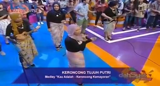 Wow kali ini <a href="/keroncong7putri/">KeroncongTujuhPutri</a> membawakan lagu <a href="/isyanasarasvati/">Isyana Sarasvati</a> "Kau Adalah" dan medley #SahabatJadiCinta