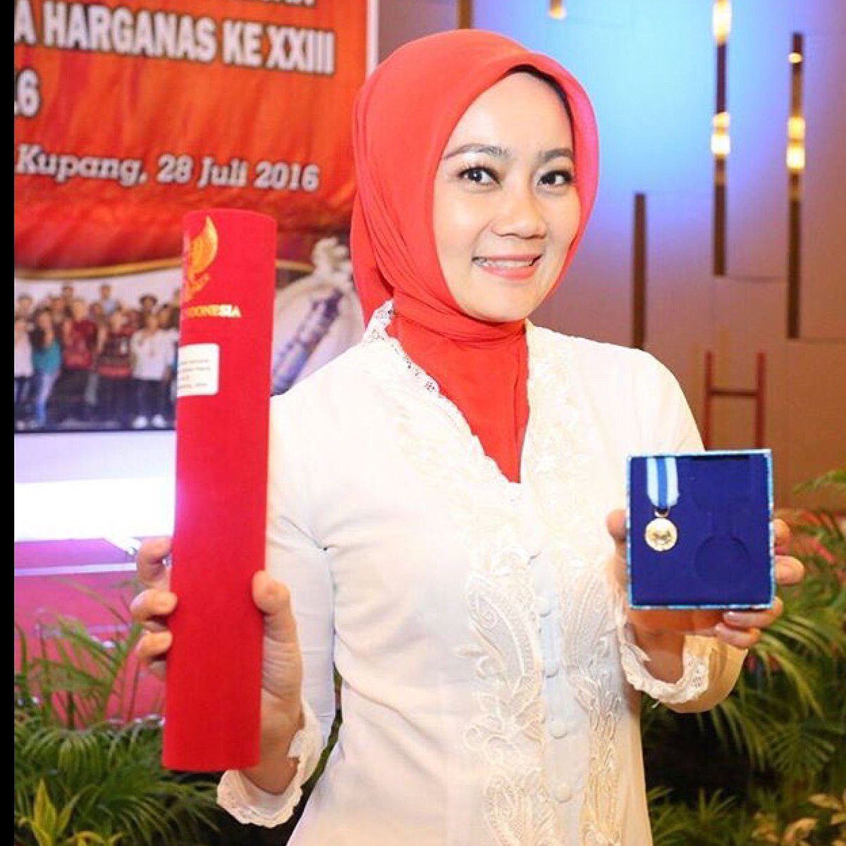 ridwankamil's tweet photo. Menerima Lencana Manggala Karya Kencana dr Presiden ut inovasi2 ketahanan keluarga &amp; kependudukan.Diwakili ketua PKK https://t.co/kfdt6mr49I