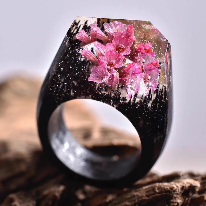 木とレジンで作られた指輪が幻想的すぎる！！！