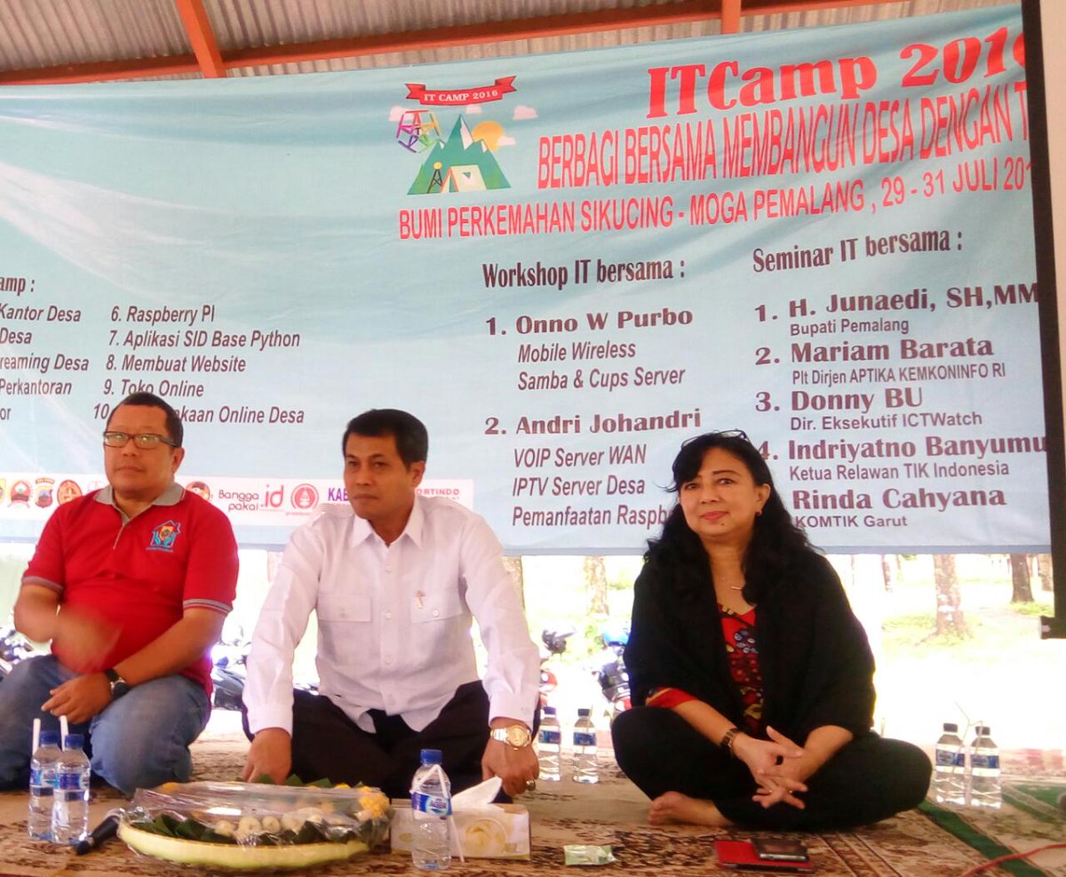 RelawanTIK's tweet photo. ITCamp 2016 kerjasama @RTIKPemalang n @puspindes dbuka Bupati Pemalang @junaedi_sh, @onnowpurbo &amp; @mariam_barata https://t.co/s7rxwUzrqi