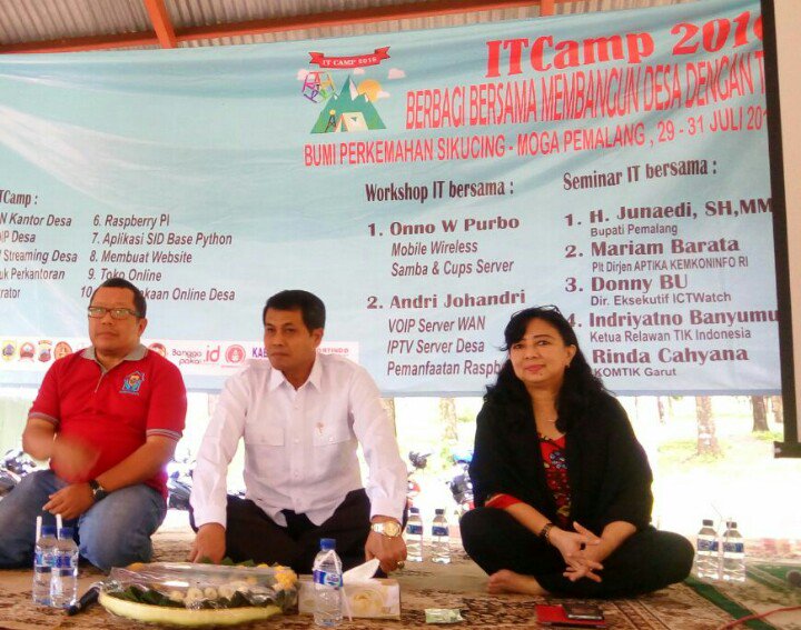 internetsehat's tweet photo. sukses yaa @puspindes @rtikpemalang @relawanTIK IT Camp 2016! kabarkan kedamaian dan keragaman Indonesia via TIK! https://t.co/nZcOEFna27