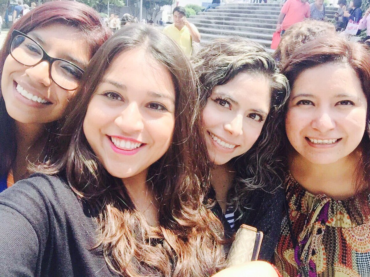 marianiuxo's tweet photo. Así se disfruta la hora de comer entre compañeras que se vuelves amigas y cómplices #GodinezTelcel 👭👭🍕🍧🤓💻 https://t.co/TFl3KoLFSa