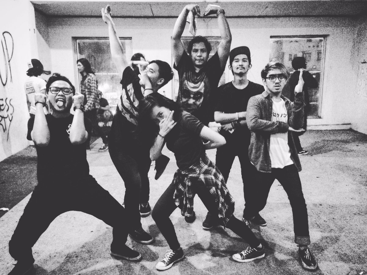 after gigs pose 😝 thank you so much yg udah dateng dan seru seruan bareng di ramanda semalem! 🙏🏻 #wolvesarecoming